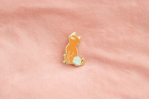 Abyssinian D20 Dice Buddy Enamel Pin - Out of Play